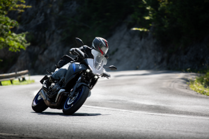 Homme conduisant une moto