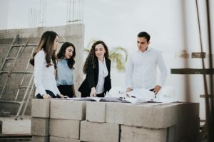 Plans d'une équipe d'architectes sur un chantier de construction à Los Mochis, au Mexique.