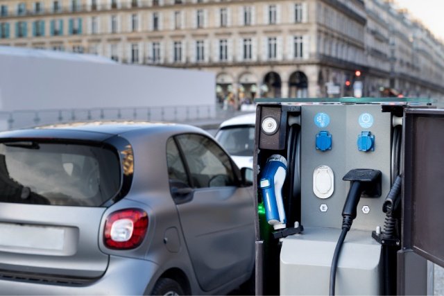 voitures électriques et essence