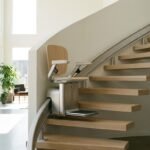 Monte-escalier moderne sur un escalier tournant, maison lumineuse