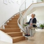 Monte-escalier moderne sur un escalier tournant, maison lumineuse